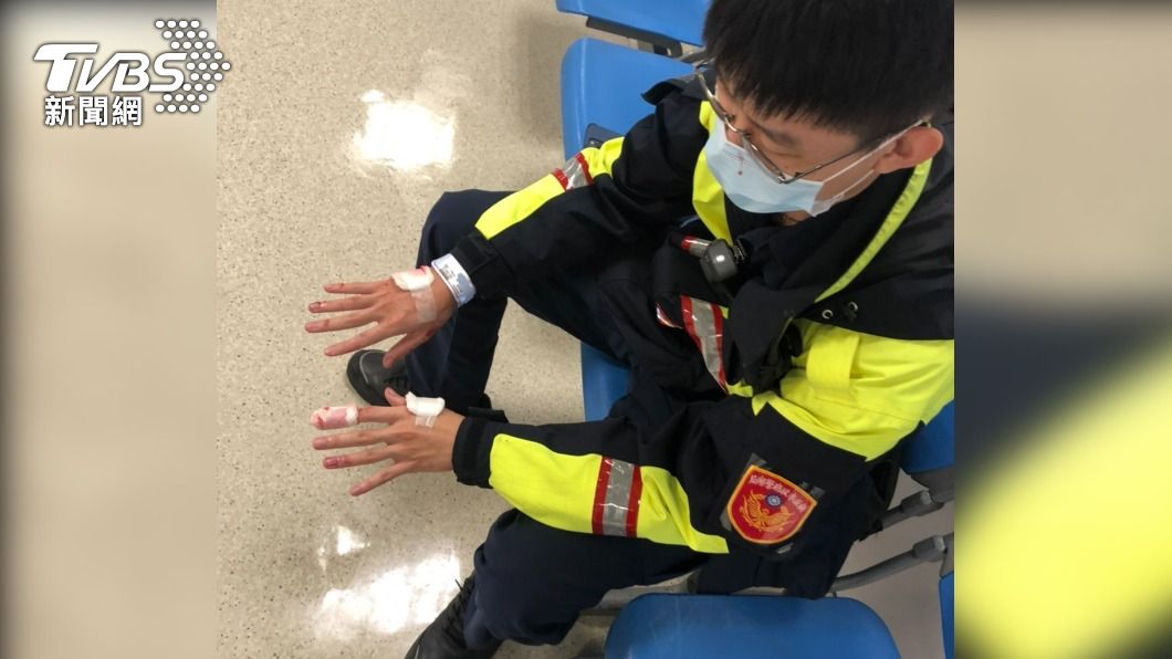 員警破窗時手部受傷。（圖／TVBS）
