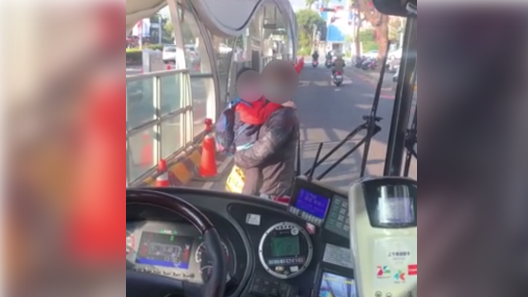 搭不到公車！台中男竟抱小孩「肉身擋車」　結果公車拋錨了