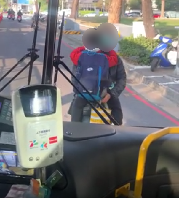 搭不到公車,台中男竟抱孩子以肉車擋車。(圖/翻攝自Dcard)