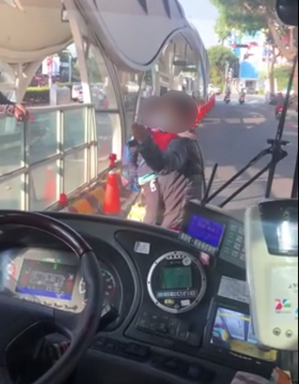 搭不到公車,台中男竟抱孩子以肉車擋車。(圖/翻攝自Dcard)