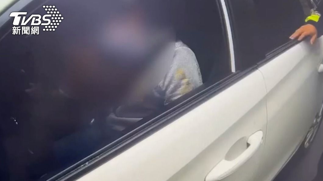 駕駛假意配合趁機駕車逃逸。（圖／TVBS）