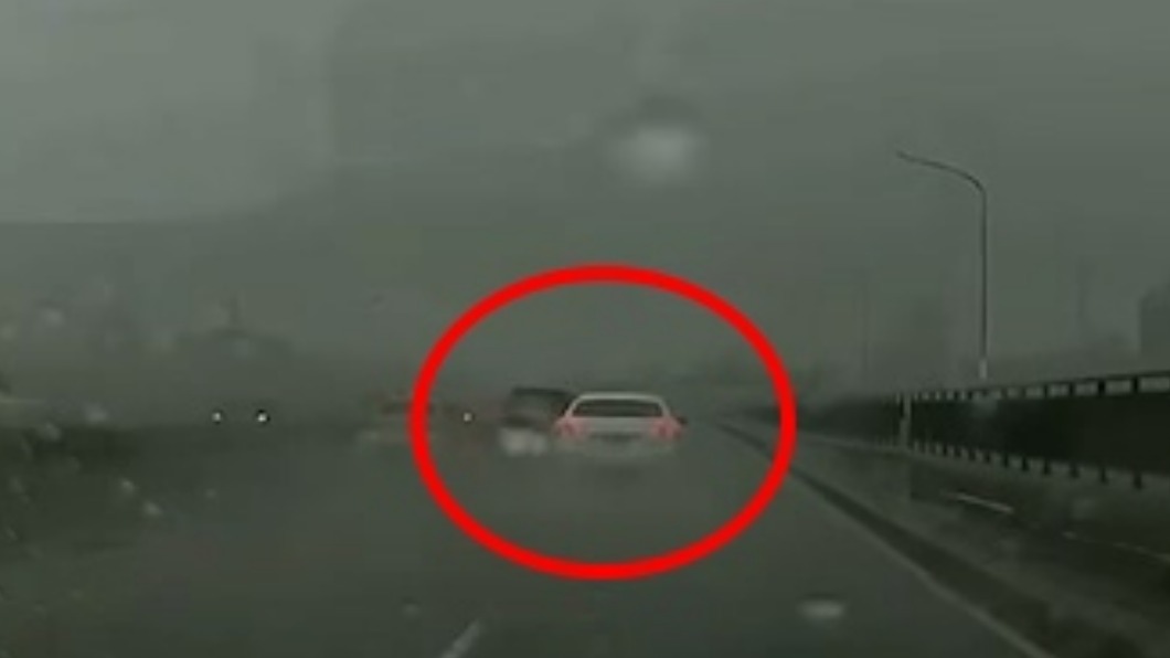 橫越3線道變換車道!租瑪莎拉蒂 失控打滑衝撞計程車