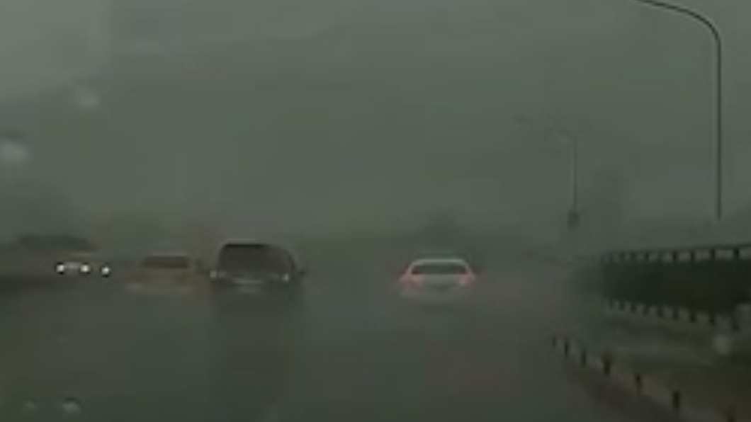 失控撞擊分隔島。（圖／Facebook 八卦村 - 行車紀錄器影片上傳中心）