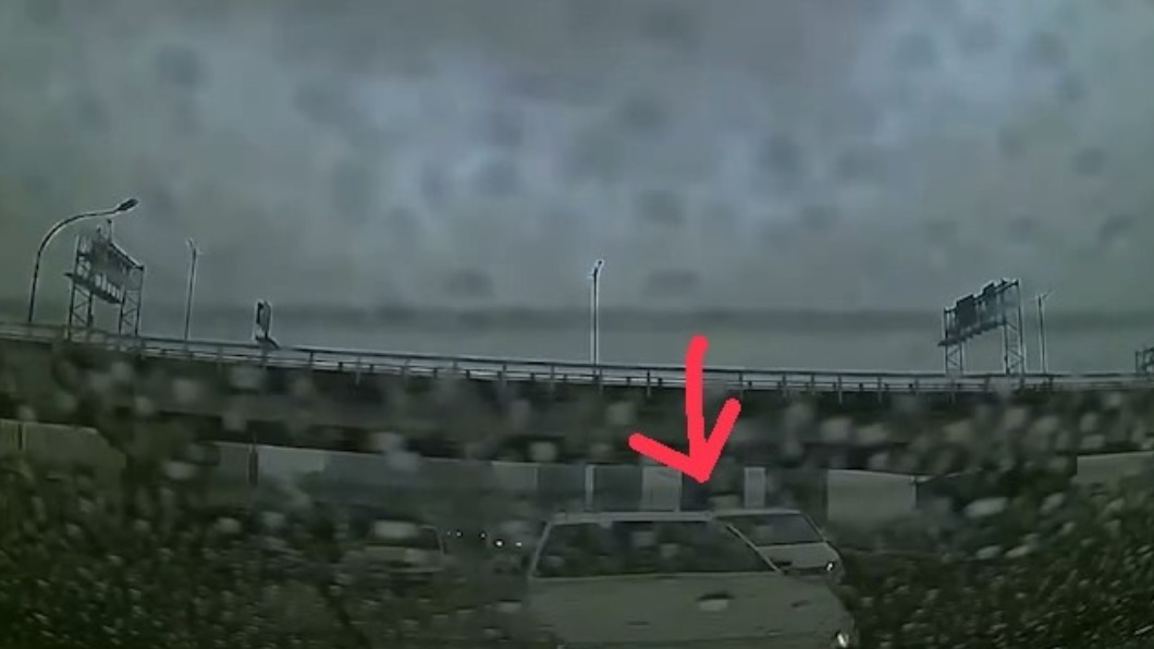 瑪莎拉蒂開在後方時就變換車道。（圖／Facebook 八卦村 - 行車紀錄器影片上傳中心）