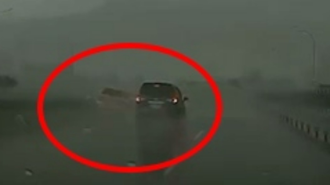 計程車被推撞。（圖／Facebook 八卦村 - 行車紀錄器影片上傳中心）