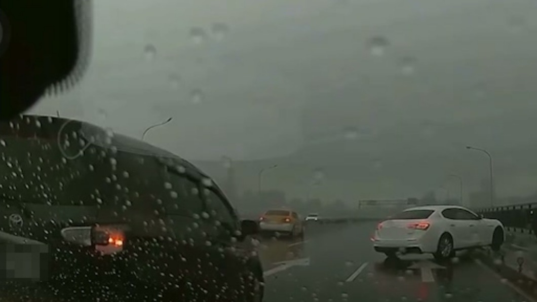 瑪莎拉蒂撞擊機車道分隔島。（圖／Facebook 八卦村 - 行車紀錄器影片上傳中心）