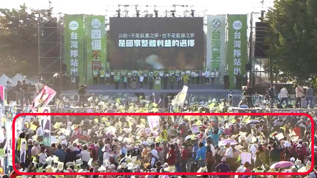 畫面中出現整排人離場的尷尬場景。（圖／翻攝自民進黨YouTube）