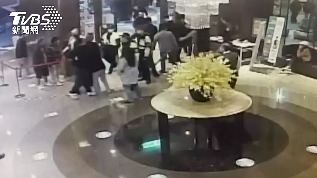 3名員警到場後酒客還拉扯、推擠員警。(圖/TVBS)