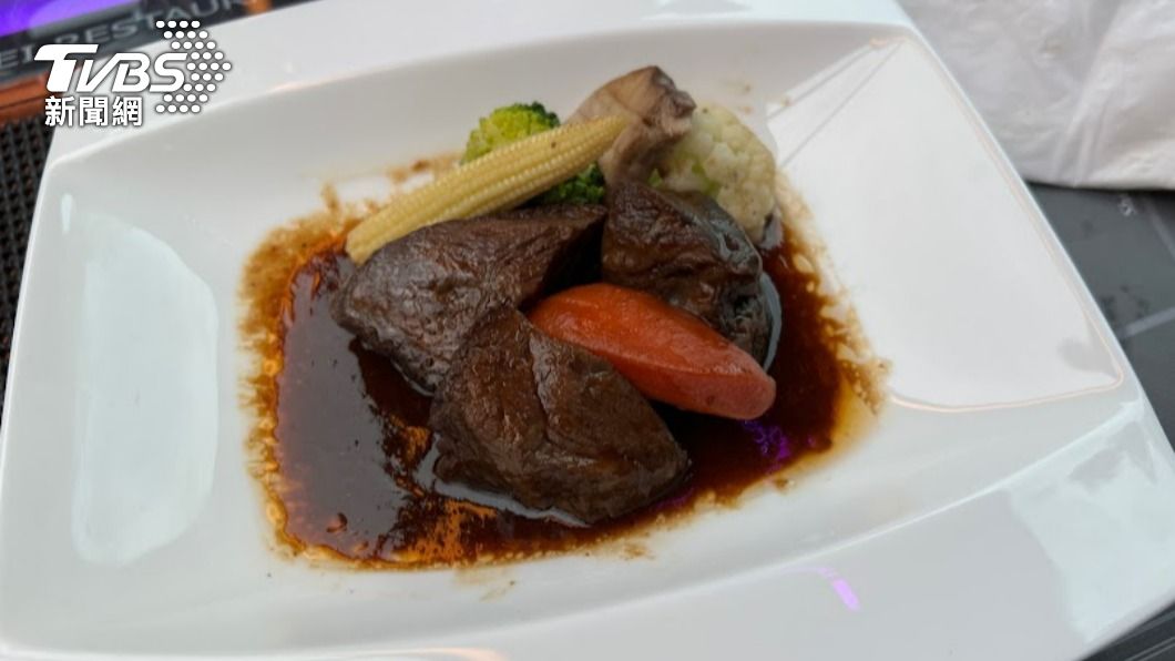 車上餐食由晶華酒店提供,圖為紅酒慢燉和牛頰。(圖/TVBS)