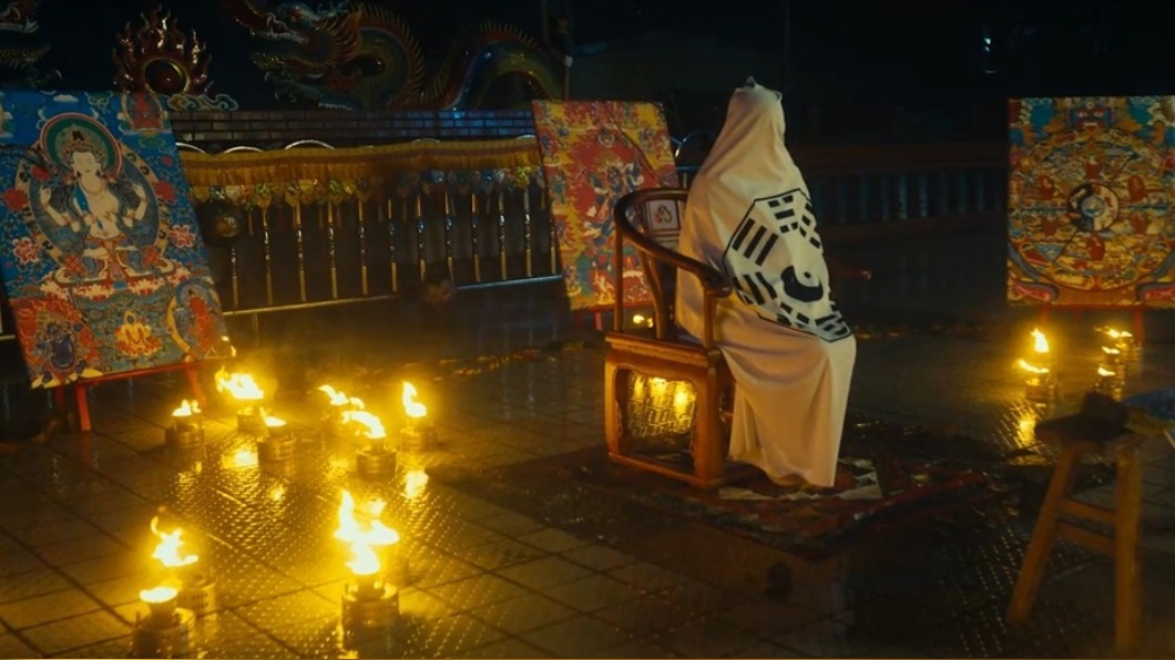 失蹤女大學生爸爸尋求超自然力量。（圖／車庫提供）