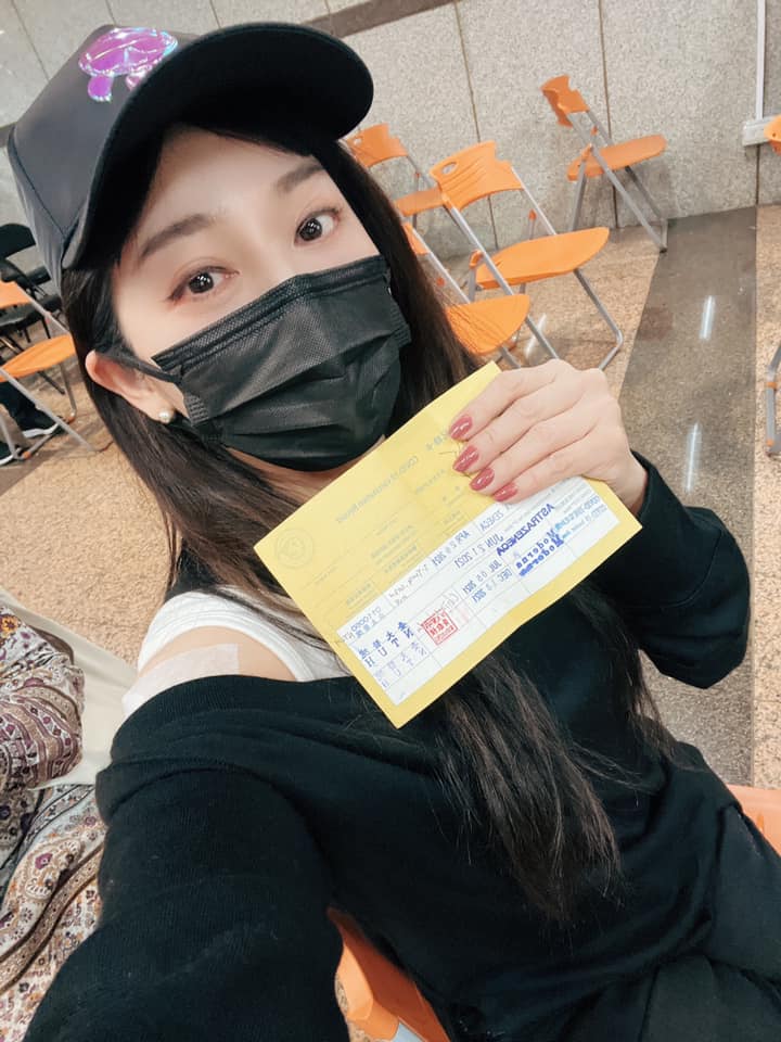  王彩樺曬出已接踵3次疫苗的小黃卡。（圖／翻攝自王彩樺臉書）
