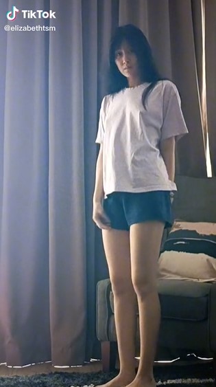 譚素美疑似胸前激凸。(圖/翻攝自Elizabeth Tan TikTok)