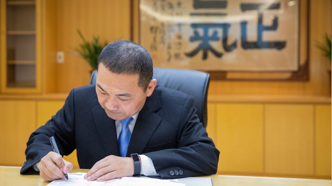 驚吐侯友宜千字文「背後神秘舉動」 她:攻取總統大位