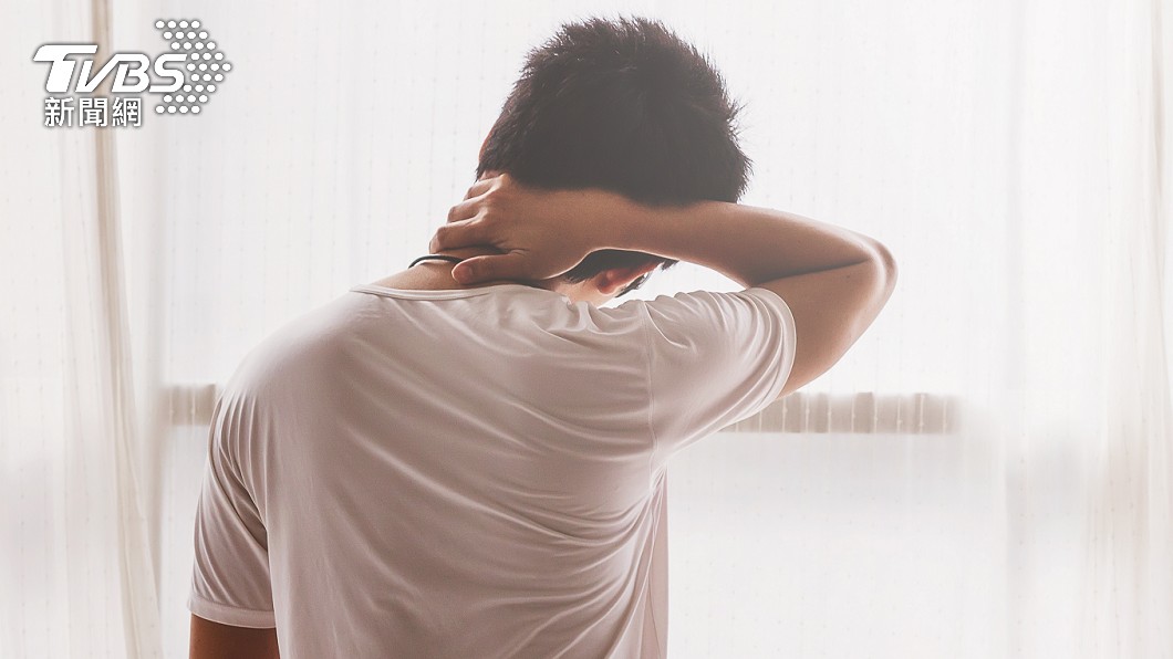 落枕好不了!40歲男一查「小中風」 醫給忠告:要放鬆