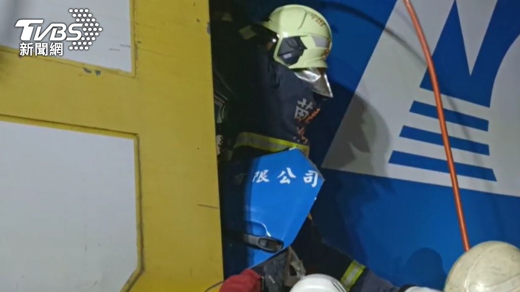 消防人員緊急用破壞機具救人。(圖/TVBS)