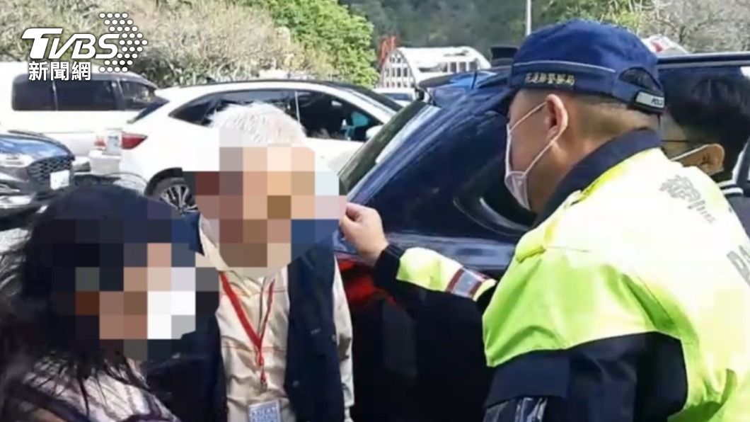 老翁摔倒經救治後，並無大礙。（圖／警方提供）