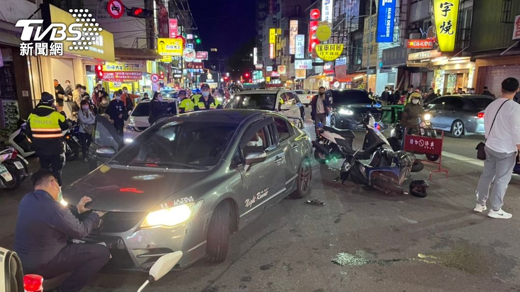 掛假車牌拒檢！轎車撞2騎士　警一查...他揹3條通緝