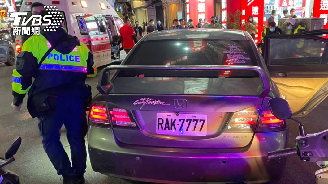 張男掛假車牌拒檢逃逸,衝撞2機車釀1傷。(圖/警方提供)