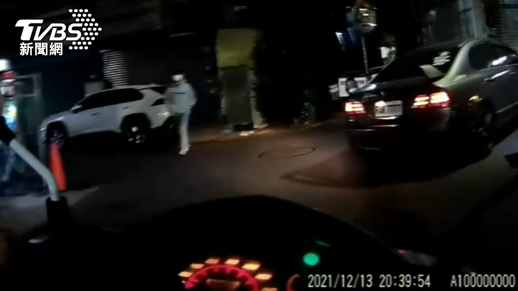警方見張男掛假車牌,隨即上前攔查。(圖/警方提供)