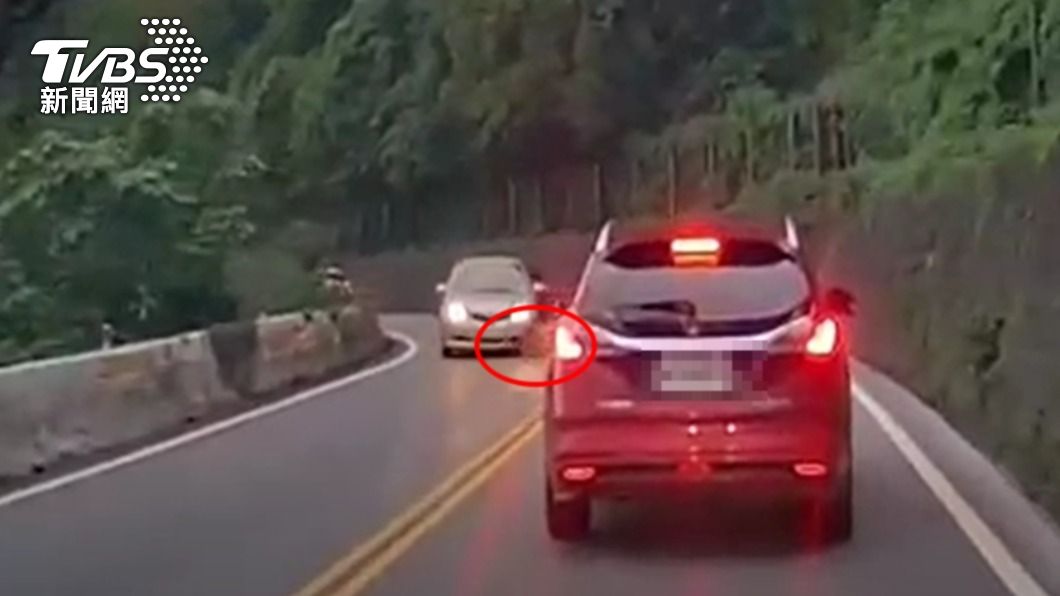 落石遭香檳色轎車撞飛。(圖/TVBS)