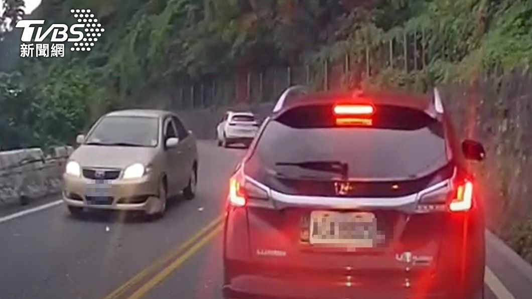 紅車車頭遭噴飛落石擊中。(圖/TVBS)