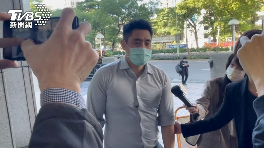 理科先生在律師的陪同下進到法庭。(圖/TVBS)