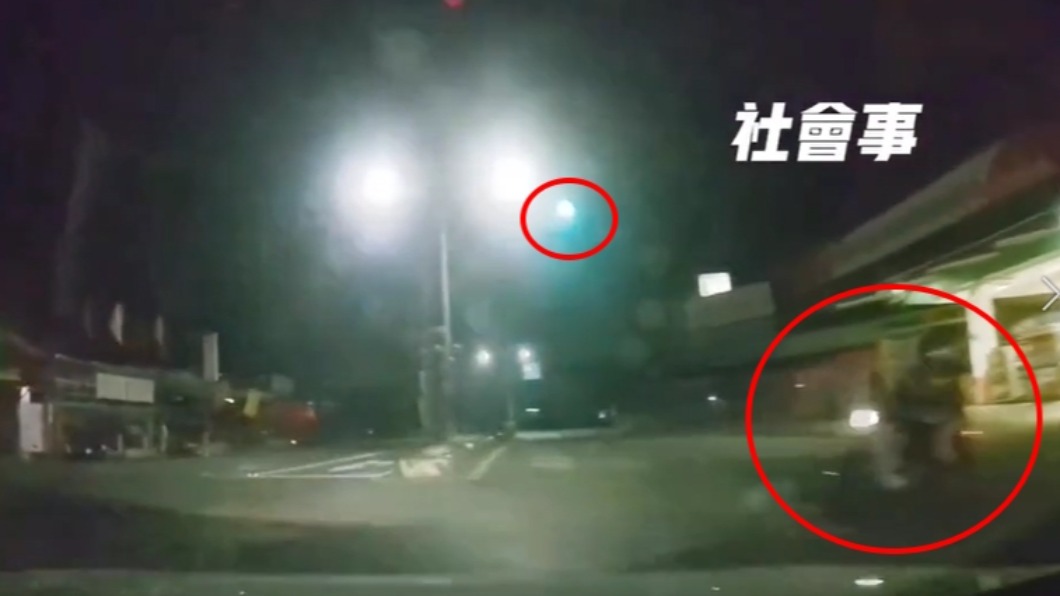 不要命?三貼闖紅燈險遭撞 駕駛狂追一公里攔車訓斥
