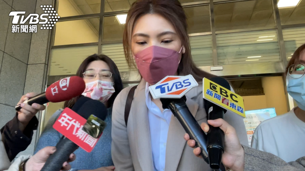 理科太太鞠躬謝謝大眾關心。(圖/TVBS)