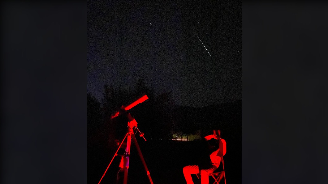 雙子座流星雨登場！　他用手機拍下流星劃過瞬間美照