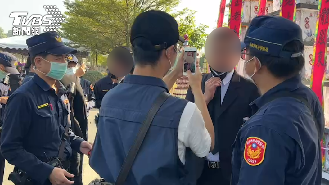 警方對到場幫派成員實施身分查證。(圖/警方提供)