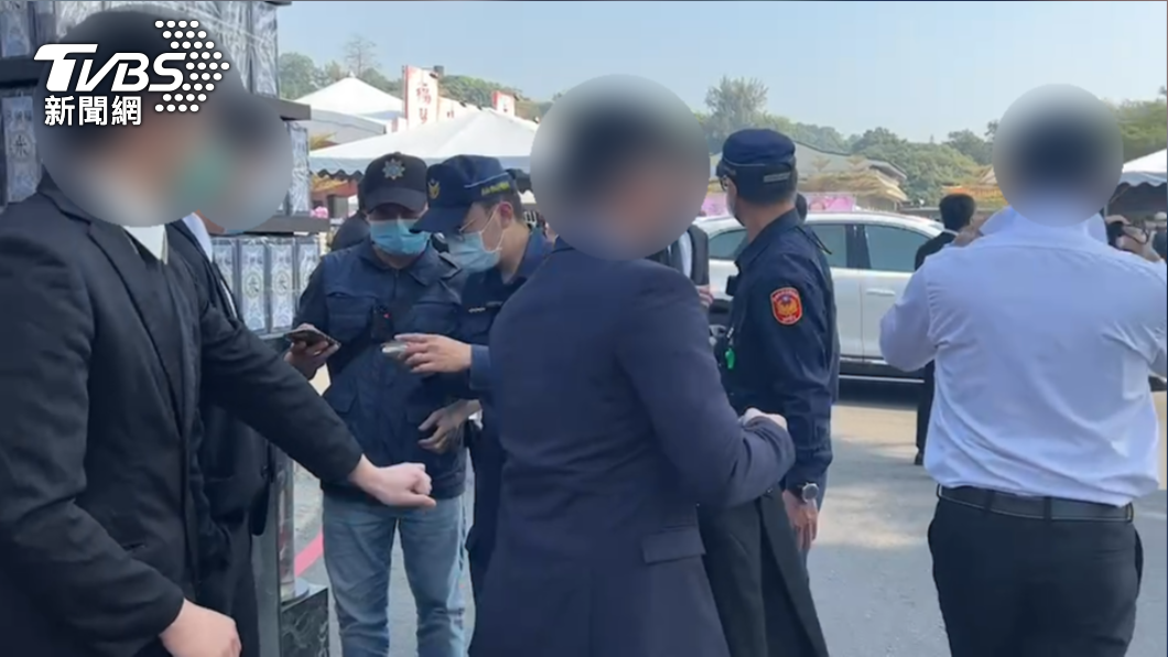 四海幫副幫主母告別式!上千黑衣人送別 警荷槍實彈戒備