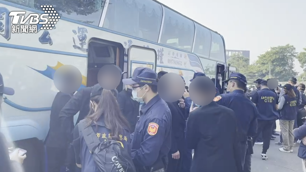 警方對到場幫派成員實施身分查證。(圖/警方提供)