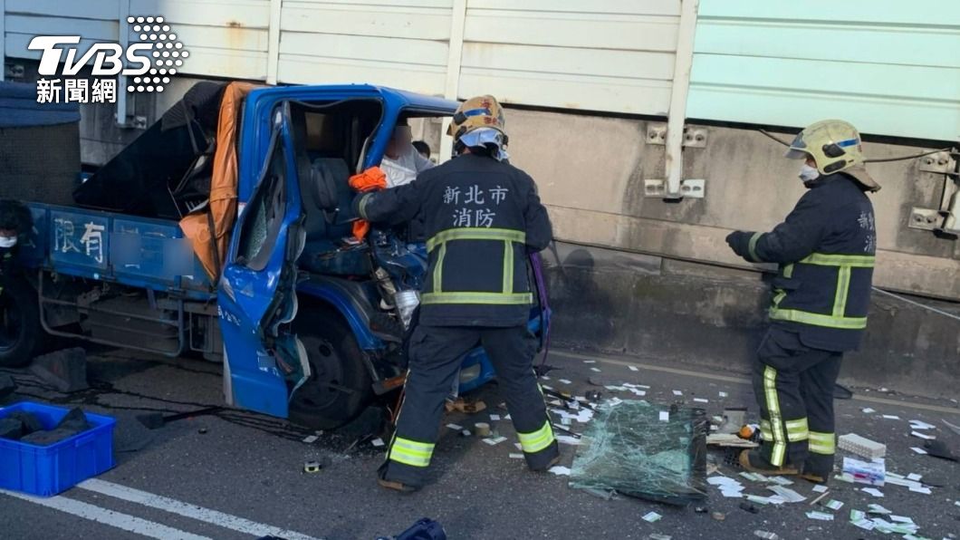 煞車失靈!貨車猛力追撞垃圾車 駕駛右腿骨折一度受困