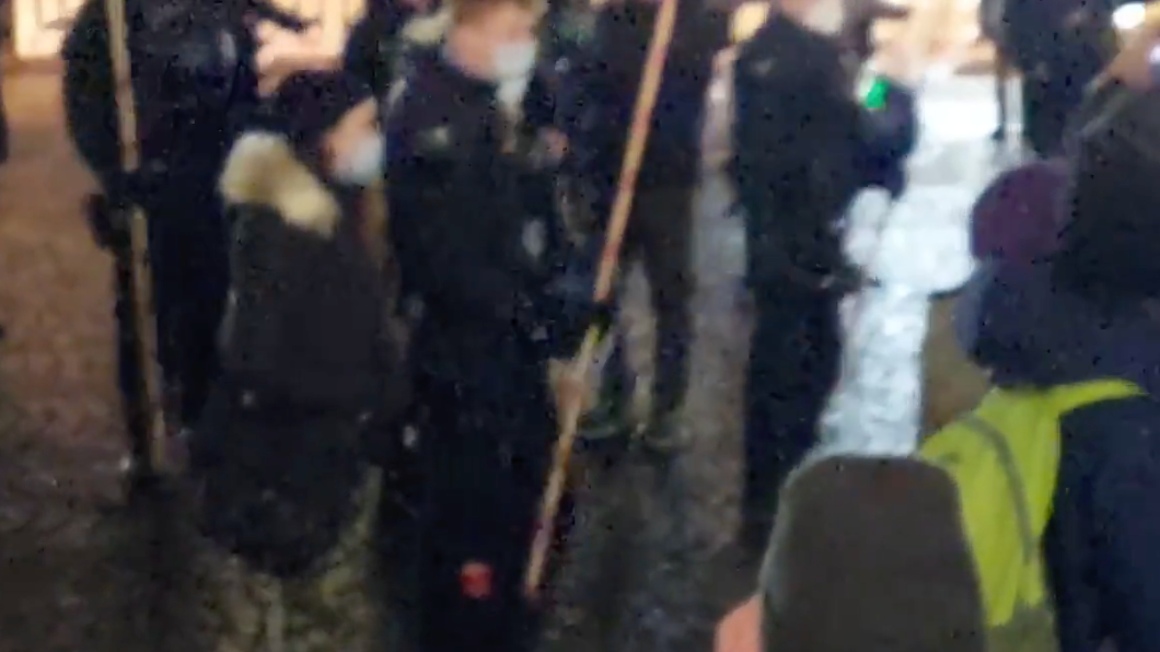 法蘭克福警方將這個工具實際拿到街上,卻無人理會。(圖/翻攝自推特@wirsindsoviele)