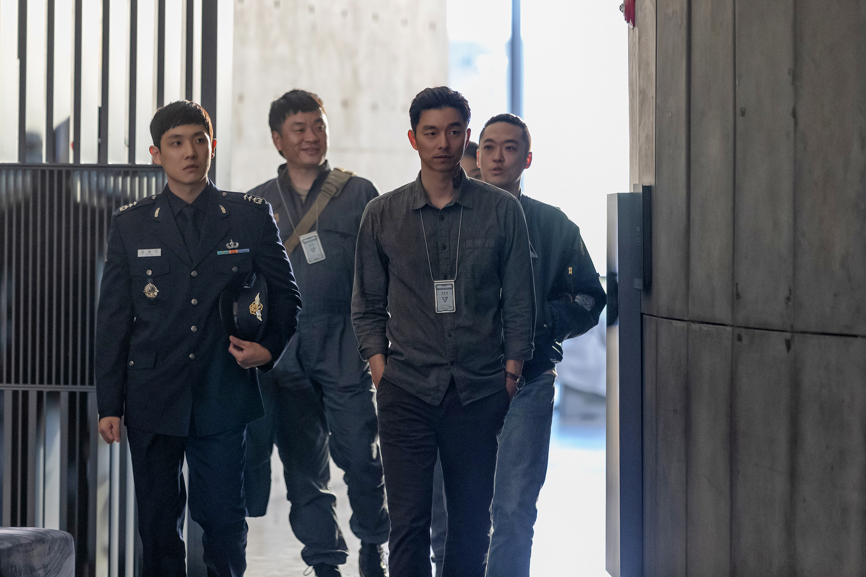 孔劉（圖右）飾演軍人出身的「韓允才」。（圖／Netflix提供）