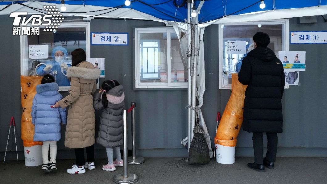 民眾於篩檢站進行新冠病毒檢測。(圖/達志影像美聯社)
