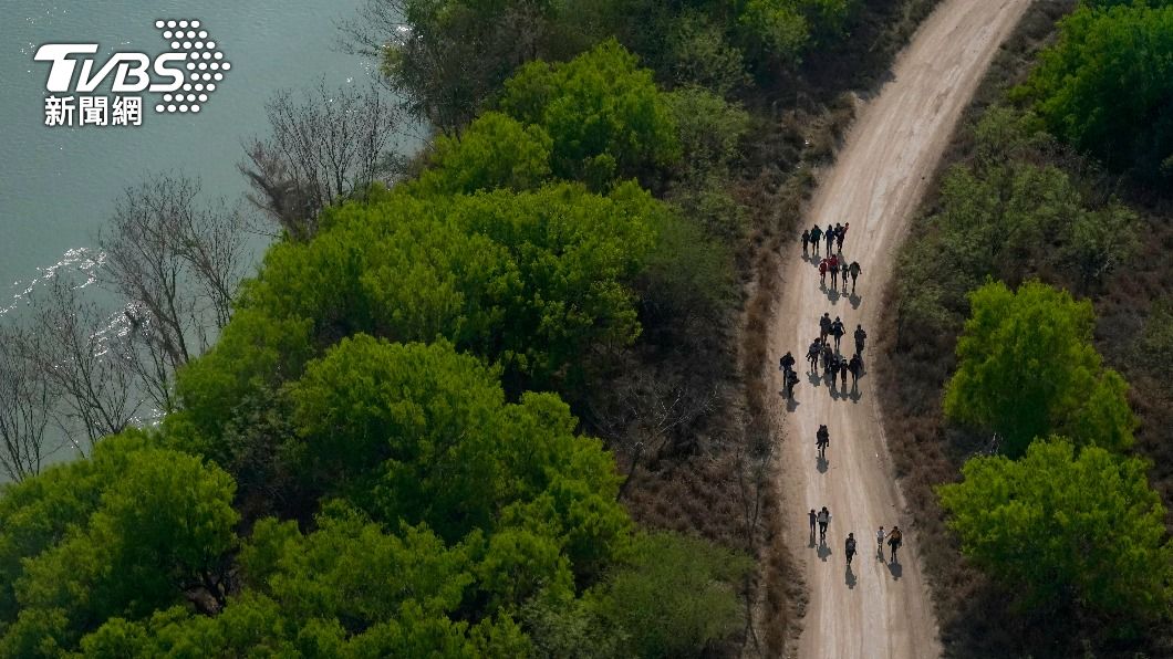 中南美洲移民穿越美墨邊境後,沿著德州格蘭河岸(Rio Grande)繼續北上。(圖/達志影像美聯社)