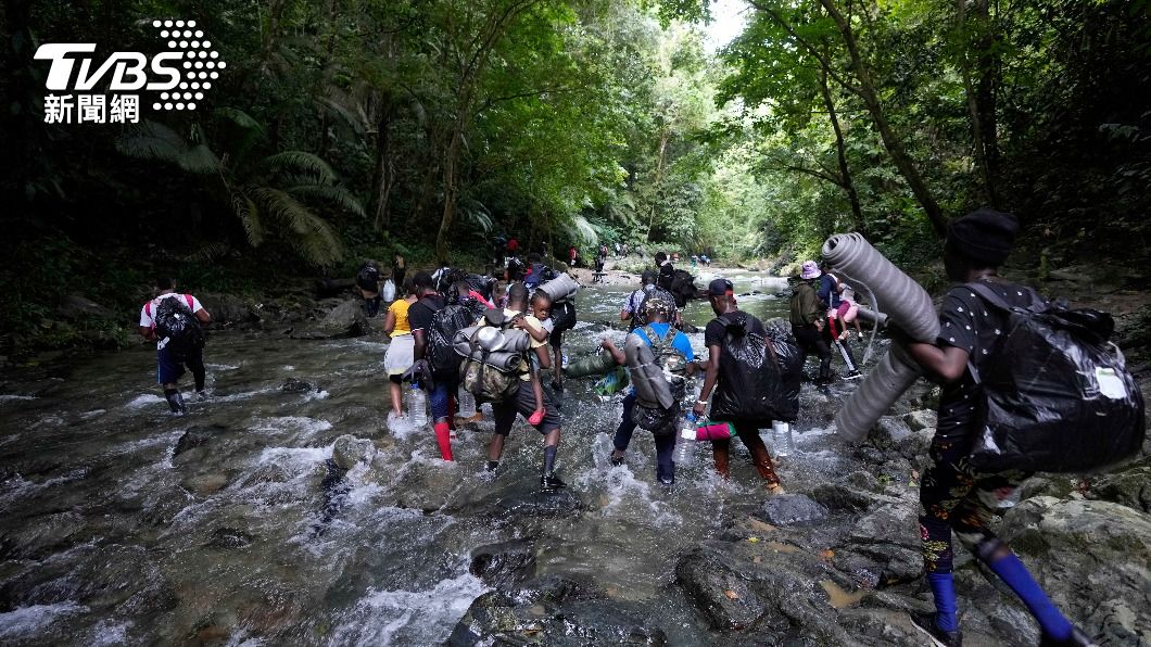 海地難民渡河,北上穿越哥倫比亞,欲抵達巴拿馬後再前往美國。(圖/達志影像美聯社)