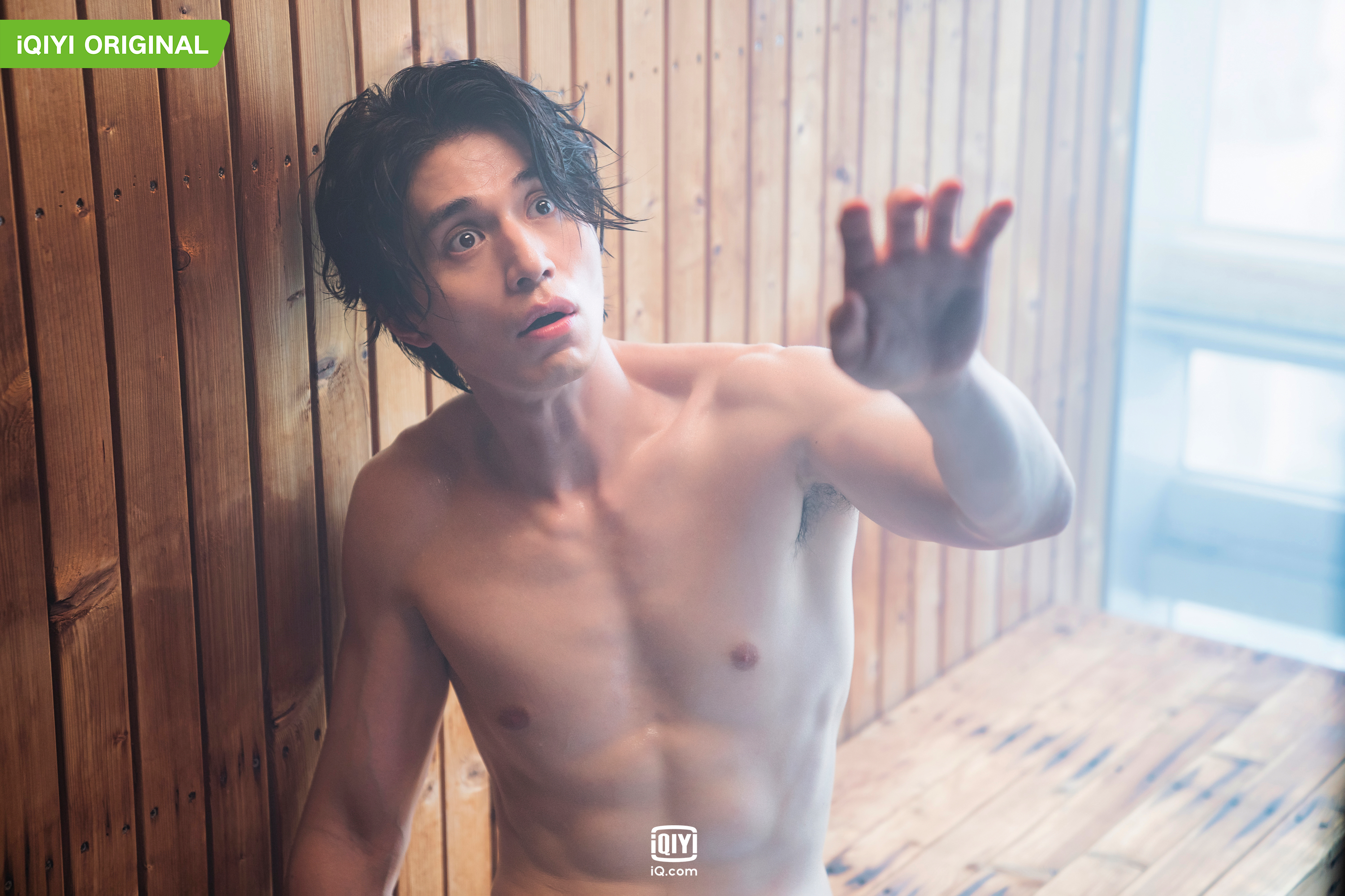 李棟旭在劇中飾演「邪惡代表」的市儈警察柳秀悅。(圖/愛奇藝國際站提供)