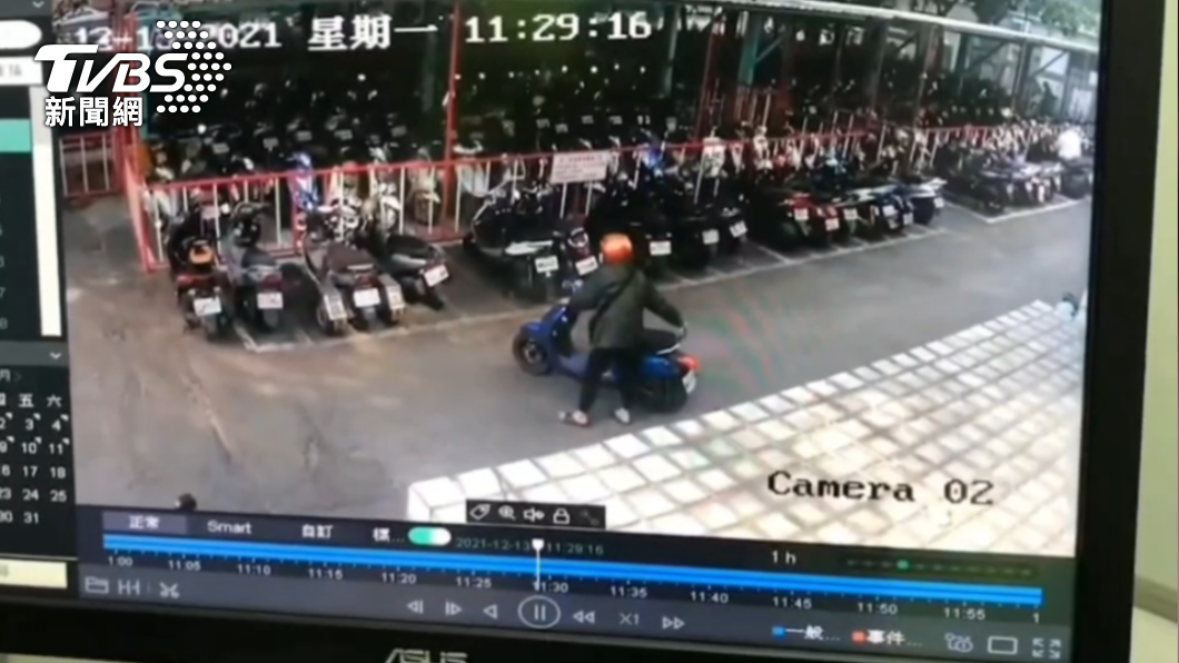 露餡了!高雄男偷安全帽又重返現場 警一句話讓他下跪