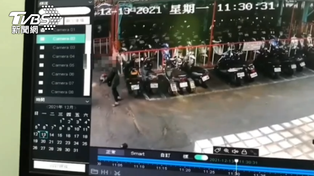 陳男偷別人安全帽的過程,全被監視器錄下。(圖/警方提供)