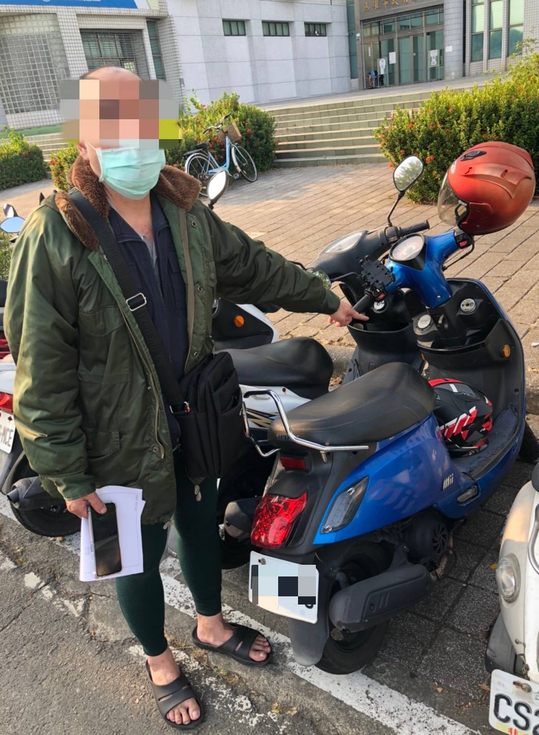 陳男偷他人紅黑相間的全罩式安全帽。(圖/警方提供)