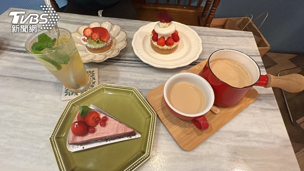 店內推出抹茶莓果塔、草莓花園多款耶誕限定塔派。(圖/TVBS)