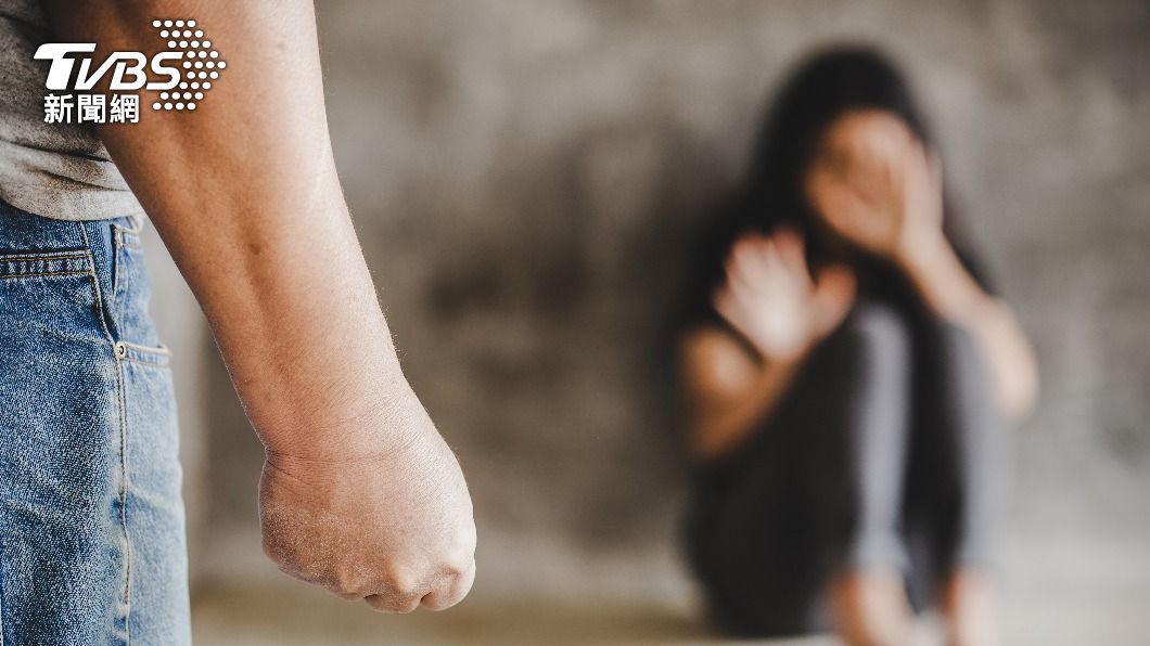 若兒女念得不好,爸爸甚至會動手打人。(示意圖,非當事人/shutterstock 達志影像)