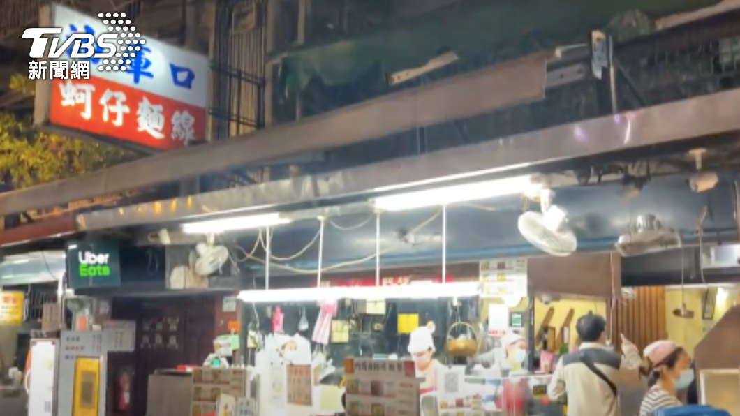 油庫口蚵仔麵線、炭烤香腸是在地知名小吃。（圖／TVBS）