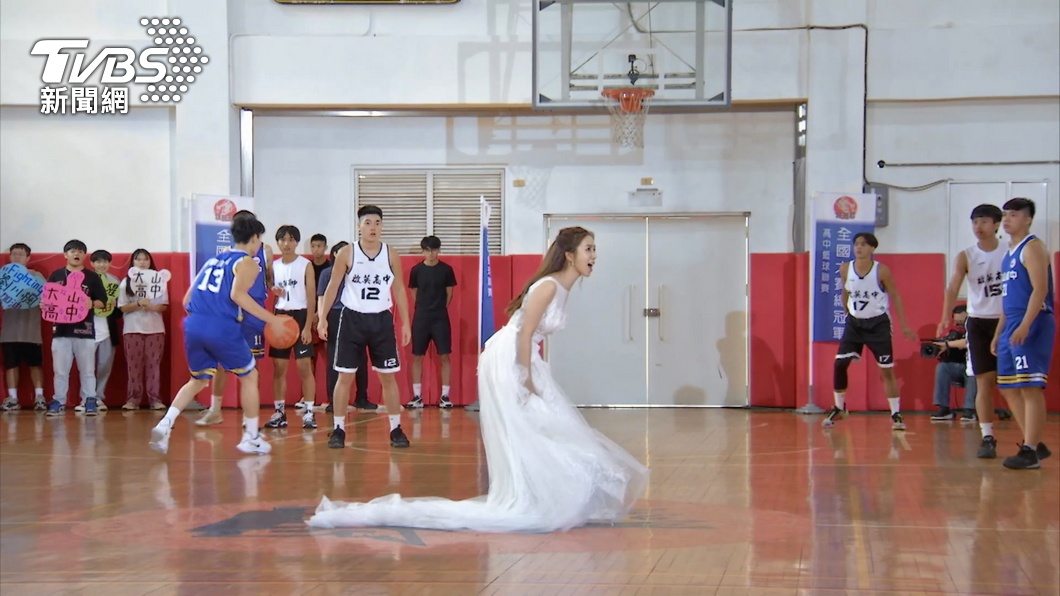 周曉涵戲裡遭宥勝逃婚。(圖/TVBS)