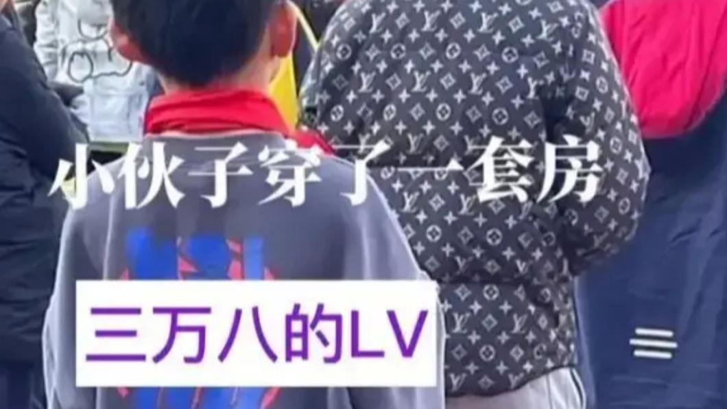 該件羽絨外套為LV今年新款,要價約162萬新台幣。(圖/翻攝自微博)