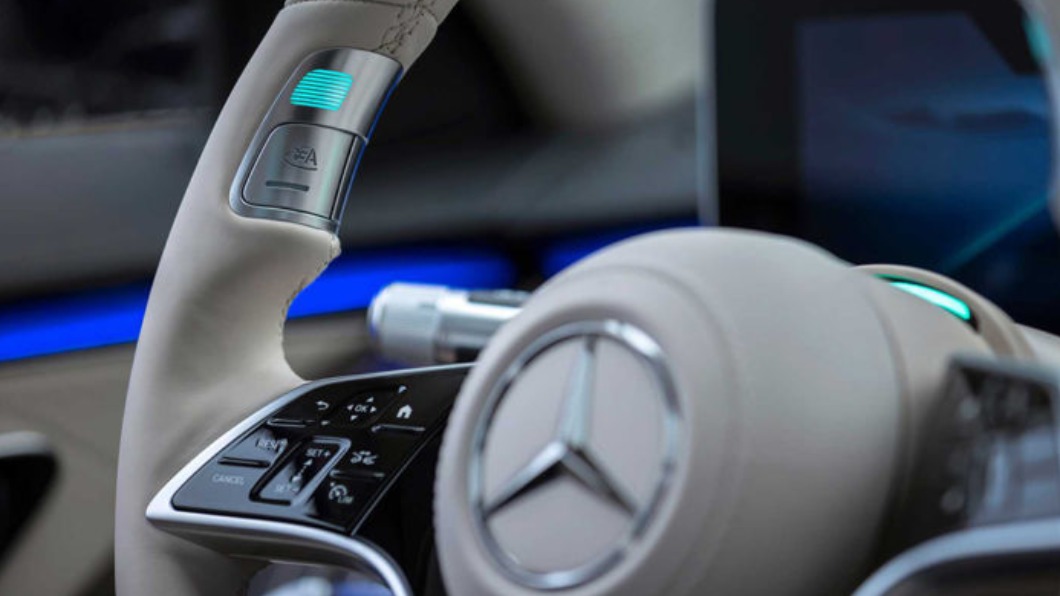 駕駛可將雙手從方向盤上移開,雙眼也不必緊盯路況。(圖/Mercedes-Benz提供)