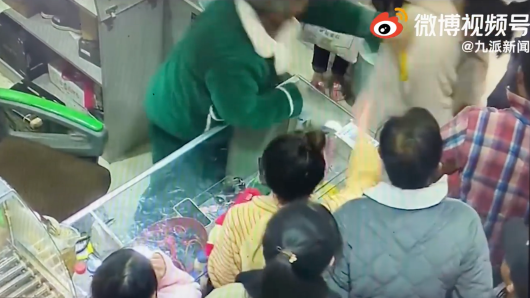 男子被一群大媽包圍，一名阿姨還出手打他。（圖／翻攝自微博）