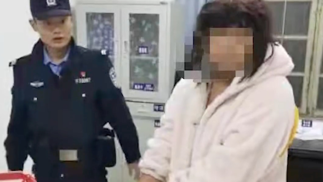 男子一身狼狽的被抓進警局。（圖／翻攝自微博）